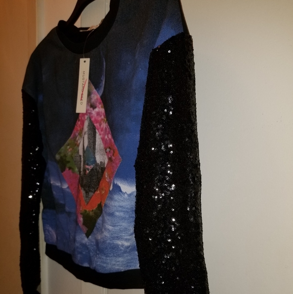 Sweatshirt - Picture 2 of 4